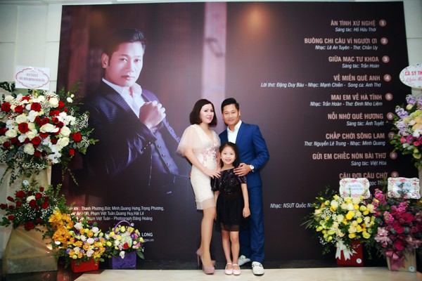 
Gia đ&igrave;nh hạnh ph&uacute;c của ca sĩ Đăng Thuật trong ng&agrave;y ra mắt album Về đ&acirc;y qu&ecirc; anh.
