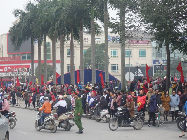 
Hàng nghìn cổ động viên xứ Thanh tập trung trước cổng UBND tỉnh để chào đón 3 cầu thủ
