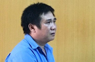 Bị cáo Trần Ngọc Hiếu ngồi chờ HĐXX nghị án. Ảnh: Hoài Thanh.
