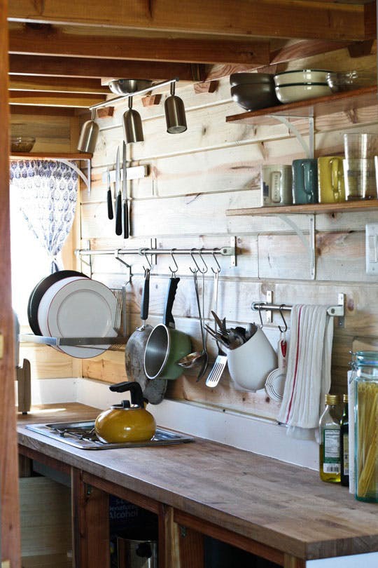 Góc nhà bếp để nấu nướng và rửa bát, treo đồ chứa những vật dụng cần thiết nhất.