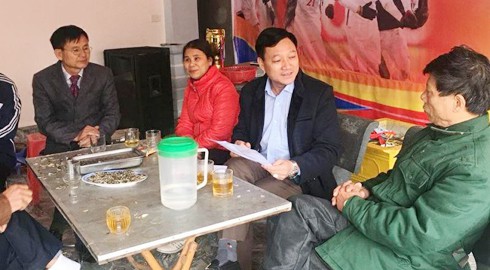 Ông Trần Hoài Đức PCT UBND huyện Đức Thọ (ngồi giữa) đến gia đình Tiến Dũng bàn phương án đón cầu thủ về vinh danh.
