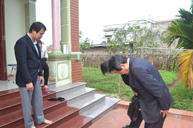 
Trước đó, Đại sứ Nhật Bản tại Việt Nam đến gia đình anh Hào thắp hương bé Linh và xin lỗi. Ảnh; Đ.Tùy
