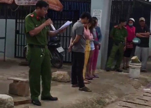 Công an đọc công khai danh tính người mua, bán dâm.