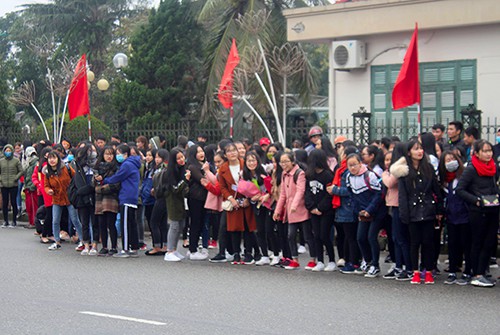 Nhiều bạn nữ tập trung trước cổng UBND tỉnh Hà Tĩnh để mong được gặp trung vệ Bùi Tiến Dũng. Ảnh: Đ.H