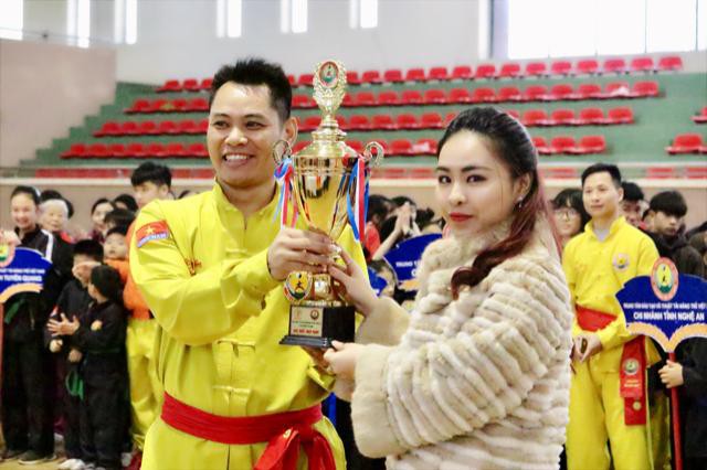 
Gi&aacute;m đốc Phạm Thu H&agrave; (phải) mang đến niềm kh&iacute;ch lệ lớn cho c&aacute;c đội tham gia thi đấu trong v&agrave;i tr&ograve; đồng h&agrave;nh c&ugrave;ng giải đấu
