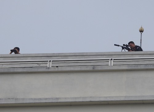 
Cảnh sát trên nóc tòa nhà. Ảnh: VnExpress
