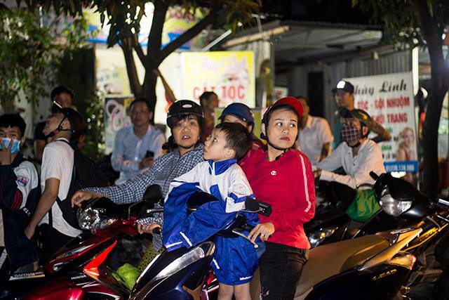 Nhiều phụ huynh chở theo con nhỏ đến để theo dõi