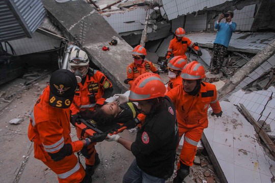 Lực lượng cứu hộ chạy đua với thời gian để giải cứu nạn nhân mắc kẹt trong đống đổ nát. Ảnh: Reuters