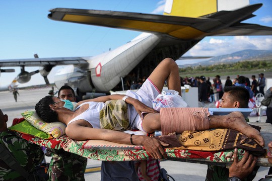 Một nạn nhân bị thương ở Palu. Ảnh: Reuters