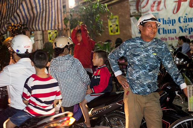 Chở theo con nhỏ, bất chấp nguy hiểm có thể xảy ra với họ