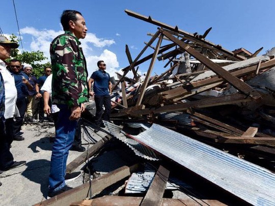 Tổng thống Indonesia Joko Widodo hôm 30-9 đích thân tới thăm vùng bị ảnh hưởng. Ảnh: AP