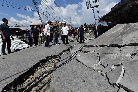 Tổng thống Indonesia Joko Widodo hôm 30-9 đích thân tới thăm vùng bị ảnh hưởng. Ảnh: EPA