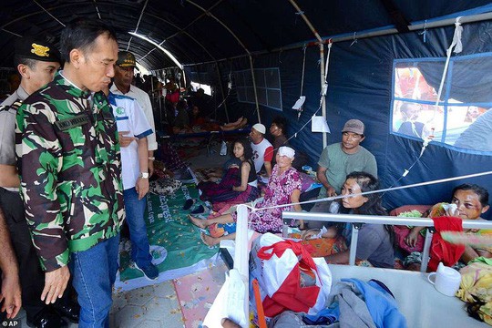 Tổng thống Indonesia Joko Widodo hôm 30-9 đích thân tới thăm vùng bị ảnh hưởng. Ảnh: AP