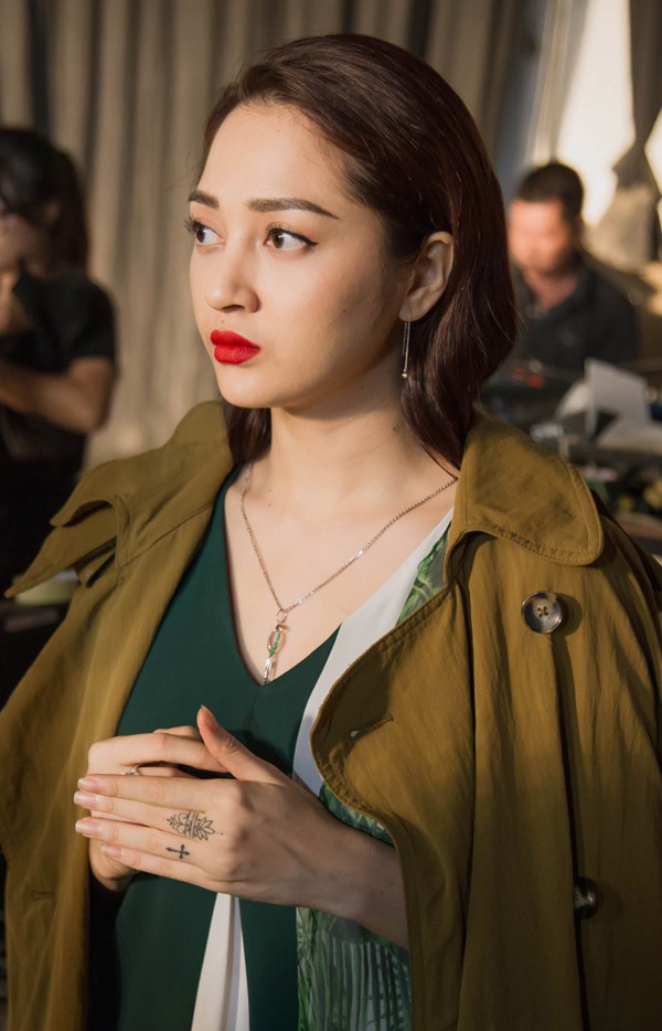 Bảo Anh kh&ocirc;ng giấu được gương mặt mệt mỏi khi đến studio chụp h&igrave;nh v&agrave; quay TVC quảng c&aacute;o. Quản l&yacute; của nữ ca sĩ chia sẻ, lịch l&agrave;m việc kh&aacute; d&agrave;y đặc n&ecirc;n thời gian gần đ&acirc;y c&ocirc; kh&ocirc;ng được nghỉ ngơi nhiều. Trước buổi chụp, c&ocirc; gần như quay cuồng với lịch ghi h&igrave;nh cuộc thi The Voice Kids v&agrave; bay show c&aacute;c tỉnh n&ecirc;n sức khỏe kh&aacute; yếu.