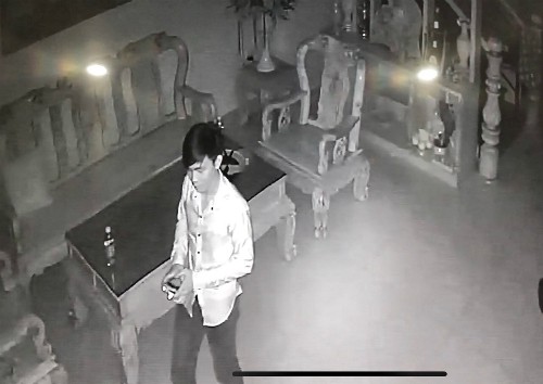 Camera nhà chị Tuyết ghi nhận tên trộm vào nhà chị 4 lần, lần nào cũng cầm dao, tô-vít đi qua lại tìm đồ, sau đó đi vào bếp. Ảnh: NVCC.