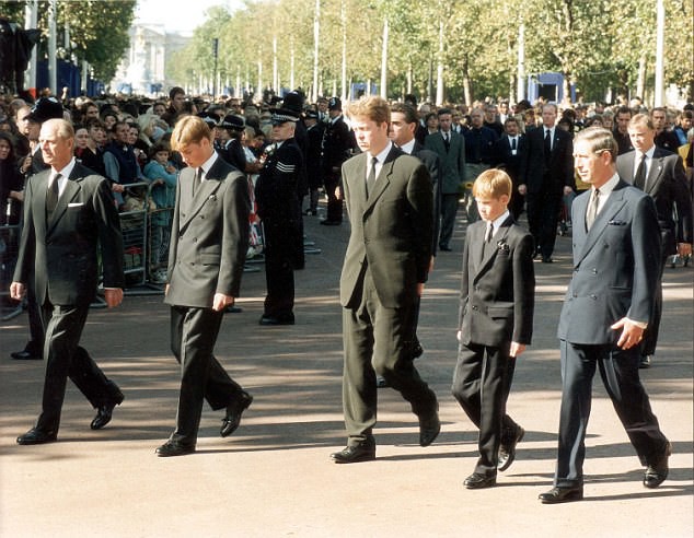 Hai hoàng tử đi bộ theo sau quan tài cùng với ông nội, cha và cậu ruột của mình.