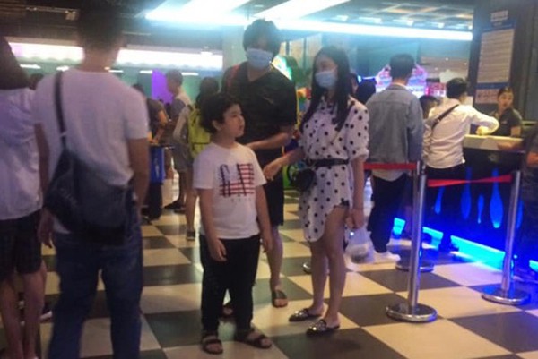 
Hình ảnh Tim và Quỳnh Anh đưa bé Shushi đi xem phim bị người hâm mộ ghi lại.
