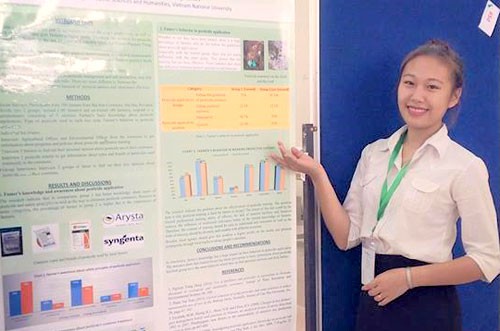 Nguyễn Thùy Dung và báo cáo poster của em tại hội thảo khoa học quốc tế ISAASS 2017. Ảnh: NVCC.