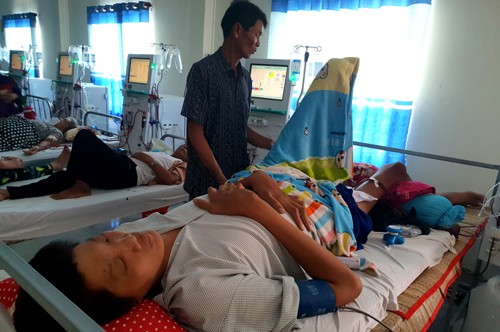 Trung đang điều trị tại Bệnh viện Đa khoa tỉnh Cà Mau. Ảnh: Phúc Hưng.