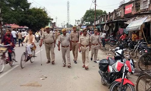 Cảnh sát đi tuần ở làng Chapraula, ngoại ô thủ đô New Delhi. Ảnh: NDTV