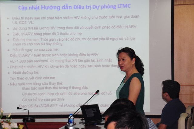Ths. Bs. Nguyễn Thị Lan Hương, Phó trưởng phòng điều trị, chăm sóc HIV/AIDS trình bày báo cáo tại Hội thảo.