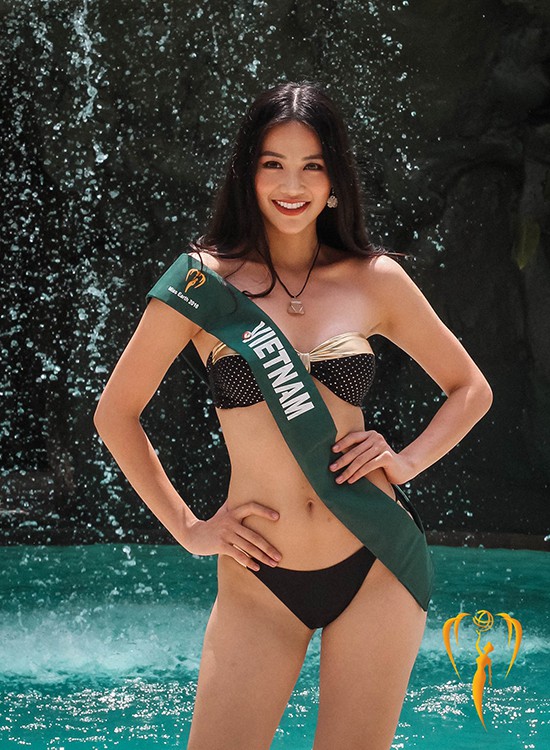Ngày 12/10, Phương Khánh của Việt Nam và 89 thí sinh bước vào vòng thi Áo tắm. Các người đẹp mặc bikini giống nhau, tạo dáng trước hồ bơi ở khách sạn Diamond Hotel Philippines ở thủ đô Manila của Philippines.