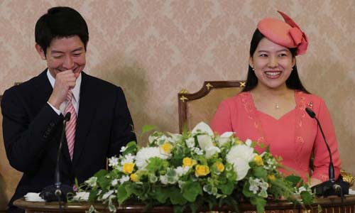 Công chúa Ayako và hôn phu Kei Moriya thông báo đính hôn trong cuộc họp báo ở Tokyo hôm 2/7. Ảnh: Reuters.