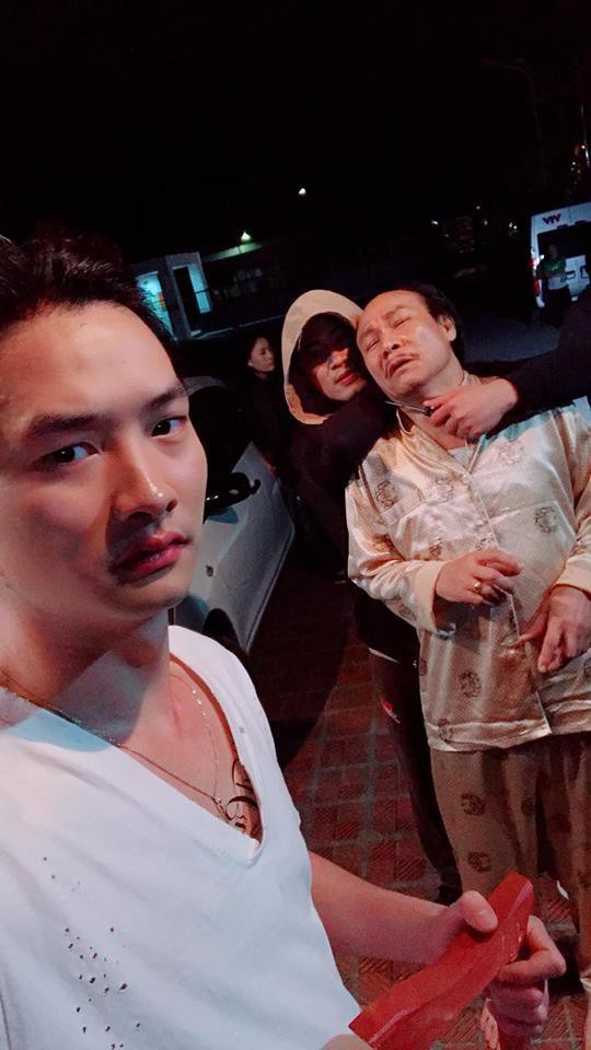 Dù cảnh trên phim căng thẳng nhưng ở hậu trường diễn viên Trọng Lân vẫn tranh thủ selfie cùng diễn viên Nguyễn Hải và Doãn Quốc Đam.