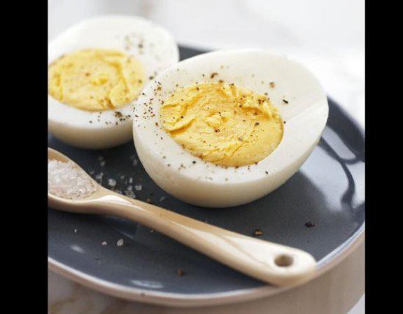 Đa số các nhà sản xuất đều thiết kế chỗ để trứng ở cửa tủ lạnh. Nhưng trứng muốn giữ được lâu, cần để cố định, ít dao động, vì vậy, vị trí cánh tủ không đáp ứng được tiêu chí trên. Muốn bảo quản đúng cách cần xếp trứng trong hộp kín, đặt trong ngăn mát.