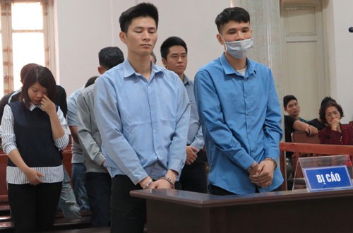 Khánh (trái), Tài (phải) hàng trên cùng trong khi nghe tòa tuyên án.