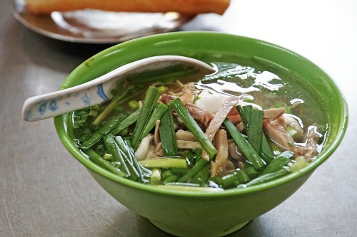 
T&ocirc; hủ tiếu m&igrave; ho&agrave;nh th&aacute;nh thập cẩm c&oacute; gi&aacute; 38.000 đồng. Ảnh: Di Vỹ.
