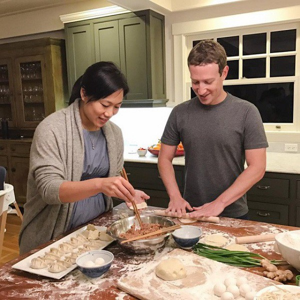 
Ông chủ Facebook Mark Zuckerberg thường xuyên vào bếp nấu ăn và chăm con
