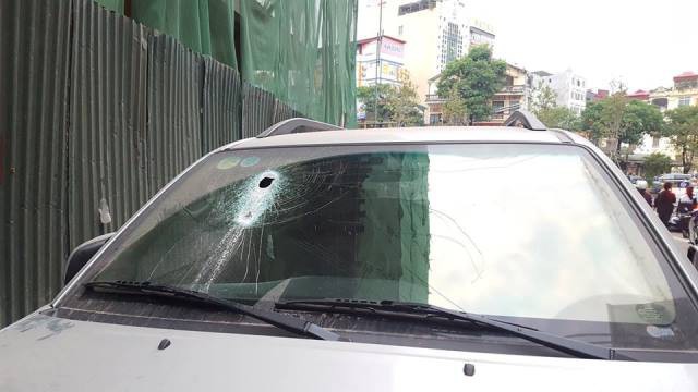 UBND phường Trung Hòa cho biết, chiếc xe bị đâm thủng kính là xe của người thân chủ công trình xây dựng.