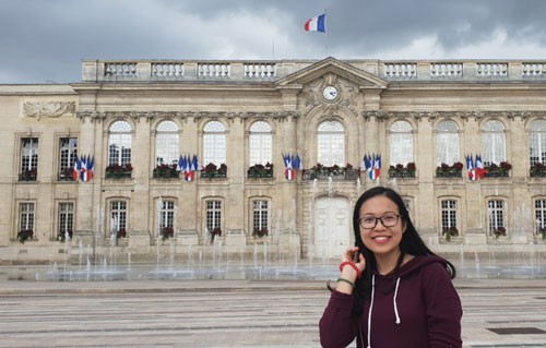 Đặng Hoàng Trang - thủ khoa tốt nghiệp xuất sắc của Học viện Nông nghiệp Việt Nam hiện du học tại Pháp theo học bổng toàn phần của Liên minh châu Âu. Ảnh: NVCC.