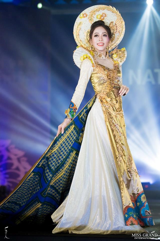 
Á hậu Phương Nga trình diễn áo dài ở Hoa hậu Hòa bình.
