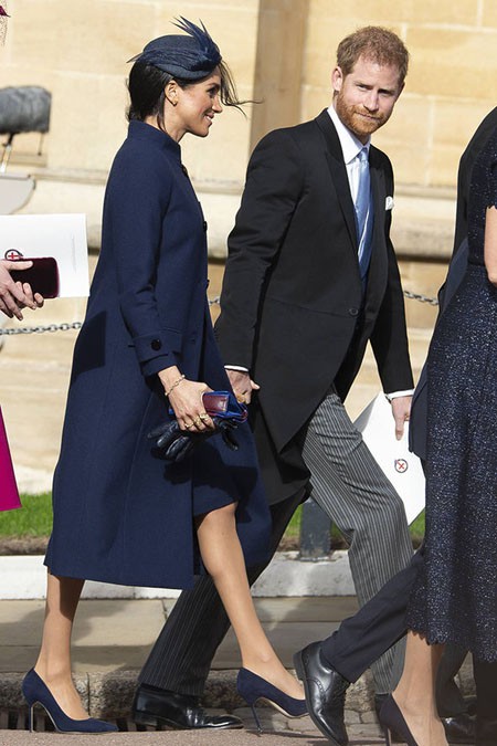 
Vợ chồng Harry nắm tay nhau vào nhà nguyện st George dự hôn lễ Công chúa Eugenie hôm 12/10. Ảnh: EPA.
