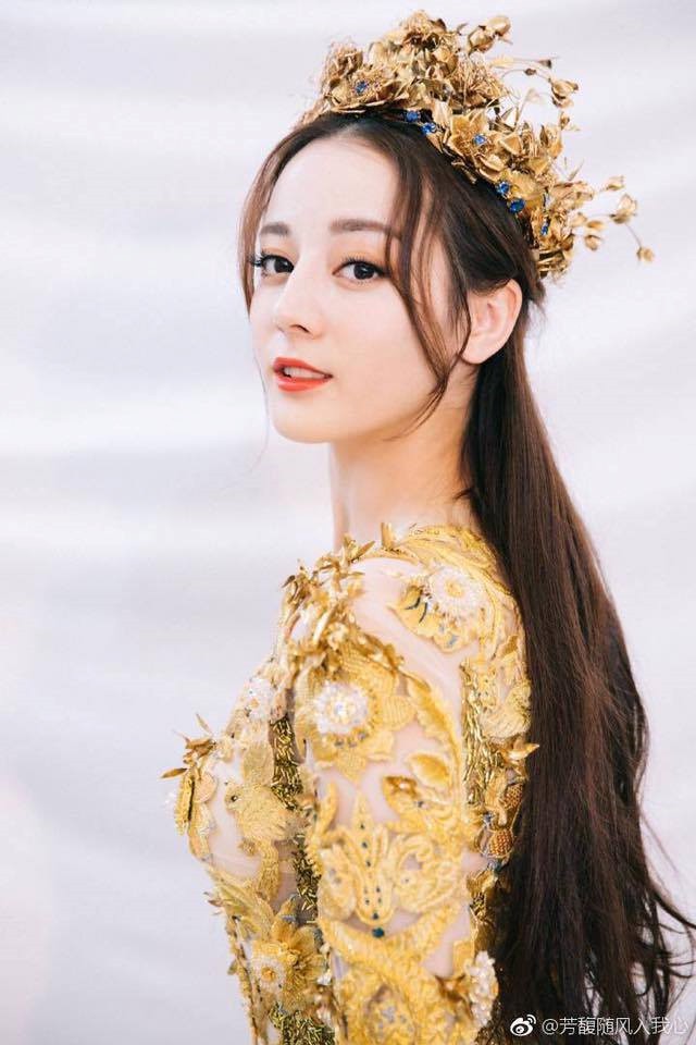 
Ê-kíp của Địch Lệ Nhiệt Ba cũng tung ra hình ảnh hậu trường xinh đẹp của mỹ nhân Tân Cương. Nữ thần Kim Ưng là danh hiệu có từ năm 2006, dành cho ngôi sao nữ có nhiều thành tích xuất sắc và tầm ảnh hưởng lớn trong 2 năm liên tiếp.

