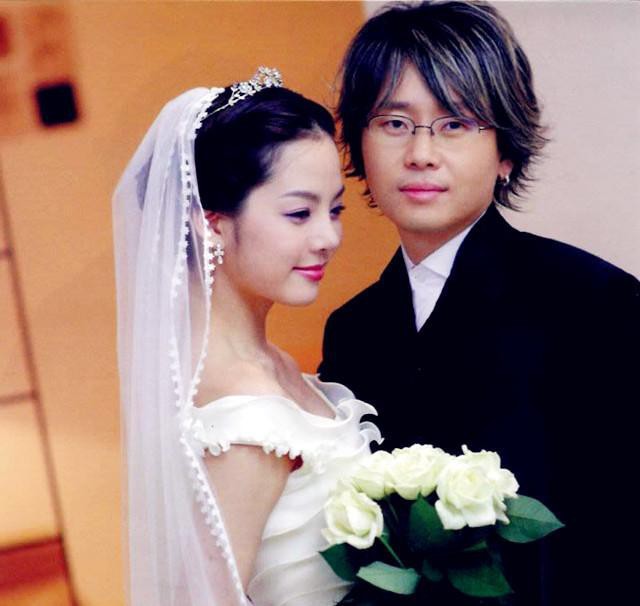 
Chae Rim kết hôn với Lee Seung Hwan năm 24 tuổi, nhưng cuộc sống nhân này kết thúc 3 năm sau đó vì cô quá mải mê công việc.
