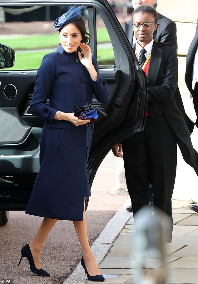 
Vốn là người thường xuyên phá vỡ quy tắc thời trang Hoàng gia Anh, song lần này Meghan Markle lựa chọn bộ cánh rất kín đáo, nhã nhặn từ thương hiệu Givenchy.
