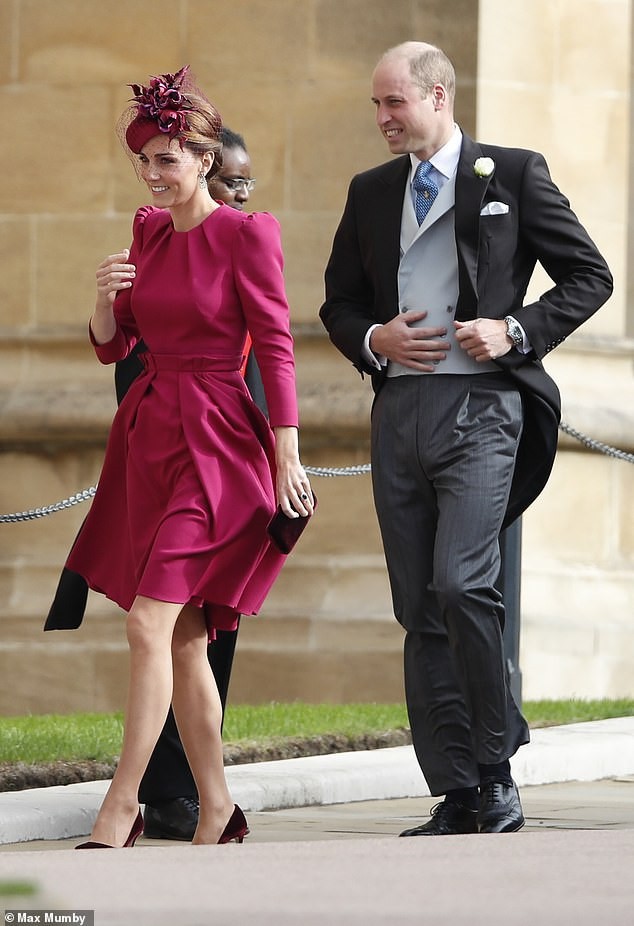 
Công nương xứ Cambridge, Kate Middleton, nổi bật trong bộ đầm Alexander McQueen - thương hiệu thời trang cao cấp mà cô yêu thích. Thiết kế tay phồng cổ điển, tạo điểm nhấn ở eo giúp bà mẹ ba con khoe khéo vóc dáng thon  gọn.
