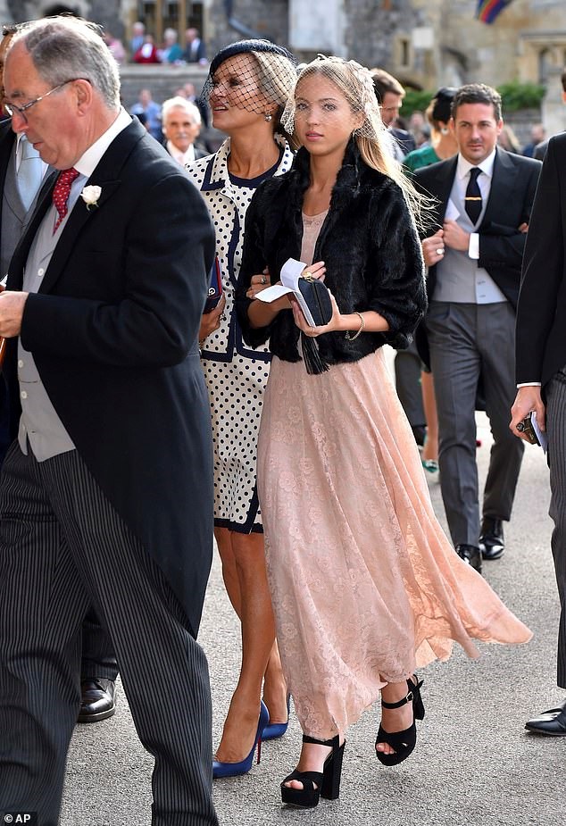 
Siêu mẫu Kate Moss dự tiệc cùng con gái 15 tuổi Lila. Người mẫu tuổi teen diện đầm hồng nữ tính, kết hợp cùng áo lông, sandal cao gót. Những ngày qua, Lila gây chú ý khi tham gia chiến dịch quảng cáo của Marc Jacobs, bắt đầu tấn công làng mốt.
