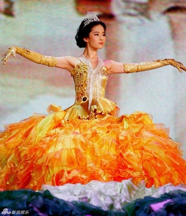 
Năm đó, Lưu Diệc Phi đang nổi như cồn với vai Tiểu Long Nữ trong phim truyền hình Thần điêu đại hiệp. Màn múa của cô ở giải Kim Ưng cũng được khen ngợi vì nữ diễn viên vốn học múa ba lê từ nhỏ.
