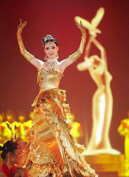 
Trước khi trở thành ngôi sao tai tiếng vì bê bối ngoại tình như hiện nay, Lý Tiểu Lộ cũng từng là Nữ thần Kim Ưng nhờ vẻ đẹp trong sáng và thành công với các vai diễn trong Trương Tam Phong, Long hổ phá thiên môn, Thập Tam cách cách. Khi mới 17 tuổi, cô đoạt giải Nữ chính xuất sắc tại giải Kim Mã với phim Thiên dục. 
