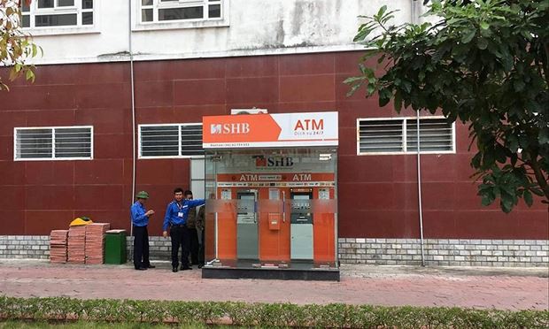 2 cây ATM trong khuôn viên chung cư Công ty Than Nam Mẫu bị cài 10 thỏi thuốc nổ. Ảnh: TL