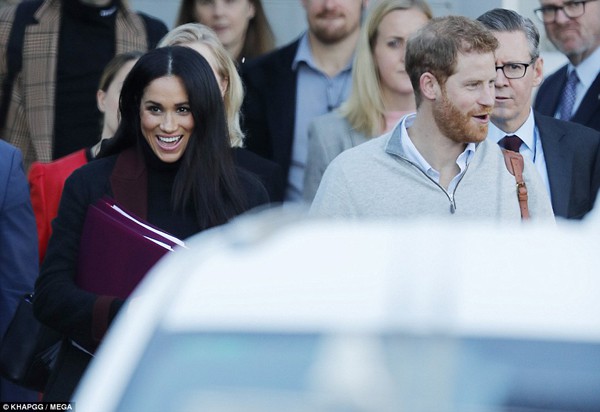 
Hoàng tử Harry và Meghan Markle hạnh phúc trước sự tiếp đón của người dân tại đây.
