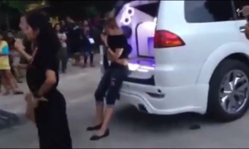 Nh&oacute;m c&ocirc; g&aacute;i trẻ nhảy sexy trong đ&aacute;m tang ở Th&aacute;i Lan