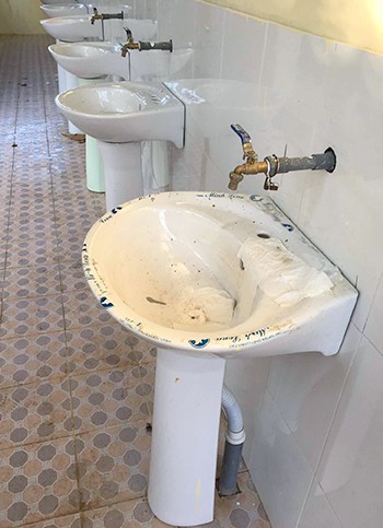Bồn rửa trong nhà vệ sinh Trường Tiểu học Sông Trí khi chưa dọn dẹp. Ảnh: Đức Hùng