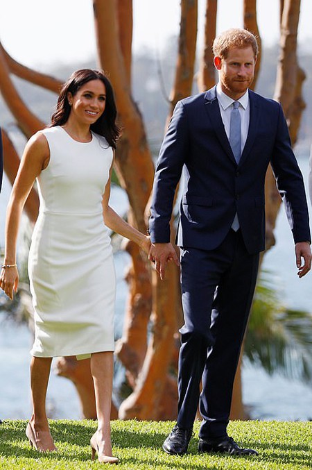 Meghan mặc váy trắng lộ bụng bầu khi vợ chồng cô đang có chuyến công tác ở Australia. Ảnh: Reuters.