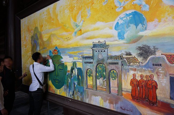 Khách thập phương vô tư ký tên, vẽ lên bức tranh tường tại chùa Bái Đính