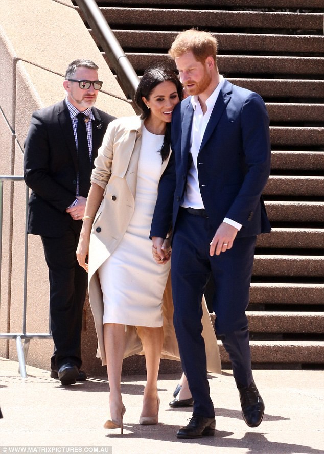 Khoảnh khắc tình tứ của hai vợ chồng Hoàng tử Harry.